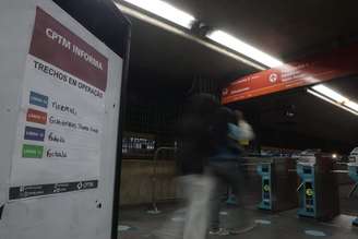 Na estação Corinthians-Itaquera, cartazes indicam a paralisação dos ferroviários.