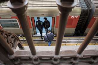 Movimento de passageiros na plataforma da Estação da Luz, na região central da cidade de São Paulo, nesta terça-feira, 4 de agosto de 2026. Funcionários das linhas 11-Coral, 12- Safira e 13-Jade atualmente operadas pela Companhia Paulista de Trens Metropolitanos (CPTM), entraram em greve à 0h desta terça-feira, 4