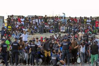Migrantes lotam praia em Ceuta, exclave espanhol no norte da África