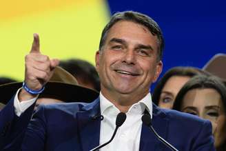 Flávio Bolsonaro não conseguiu atrair outros partidos para sua chapa