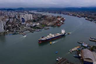Obra busca elevar profundidade do canal de 15 para 16 metros, permitindo a operação de navios de maior porte