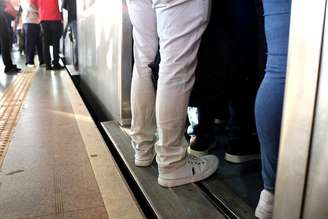 Na foto, passageiros tentam entrar no trem na estação Guaianases, zona leste de São Paulo.
