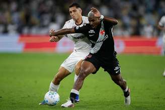 Kevin Serna e Cuiabano brigando pela posse de bola durante o jogo de ida.