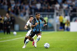 Tetê em ação pelo Grêmio. 