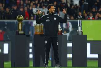 Vozinha é apresentado pelo Colo-Colo em evento para 30 mil torcedores no Estadio Monumental, em Santiago, Chile, com as taças das principais conquistas do clube - 