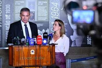 Lindbergh Farias (PT-RJ) e Soraya Thronicke (PSB-MS) em coletiva de imprensa após sessão da CPMI do INSS