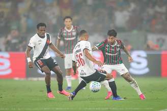 Lucho Acosta não se sai bem diante da marcação do Vasco. Marcelo Gonçalbves/Fluminense