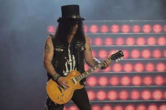 Slash tocando guitarra no Rio de Janeiro