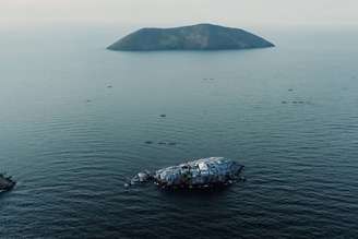 A Ilha Migingo, no Lago Vitória, é conhecida pela impressionante densidade populacional em um território minúsculo. Localizada próximo à fronteira entre Quênia e Uganda, a pequena ilha tornou-se famosa por concentrar centenas de moradores em uma área de apenas cerca de 2 mil metros quadrados.