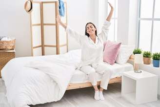 Descubra por que levantar da cama com o pé direito é considerado um sinal de sorte