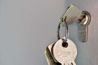 Quase todo mundo faz isso ao trancar a porta — e pode facilitar a vida de quem tenta invadir a casa