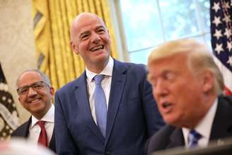 Carlos Cordeiro ao lado de Gianni Infantino 