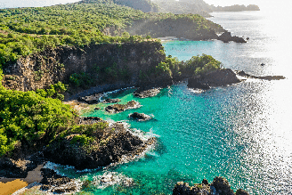 Fernando de Noronha é formado por 21 ilhas e ilhotas e abriga áreas de preservação ambiental