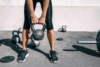 Exercícios com kettlebell ajudam a desenvolver força e resistência em glúteos e pernas