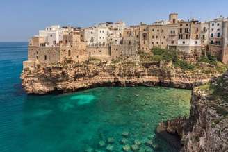 Polignano a Mare é conhecida por falésia e praias de águas verdes
