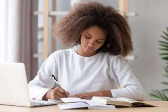 As 10 classes gramaticais são divididas em variáveis e invariáveis