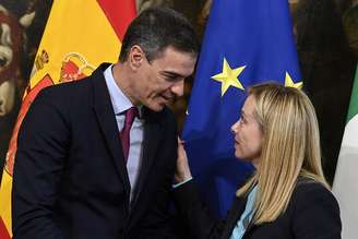 Giorgia Meloni conversa com Pedro Sánchez ao recebê-lo em Roma em 2023