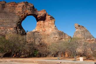 Formação conhecida como Pedra Furada, símbolo do Parque Nacional da Serra da Capivara, que reúne a maior e mais antiga concentração de sítios pré-históricos da América.Estudos confirmam que a cadeia montanhosa era densamente povoada na era pré-colombiana. Artur Warchavchik /Wikipedia, CC BY