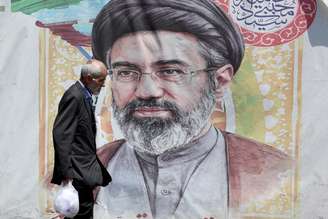 Poster com imagem de Mojtaba Khamenei nas ruas de Teerã