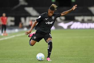 Danilo (Botafogo) durante jogo contra o Vitória. 