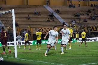 Enzo Lodovico celebrando seu gol contra o São Bernardo. 