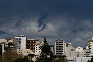 Nuvens escuras encobrem o céu em Caxias do Sul, na Serra Gaúcha, na quinta-feira, 6