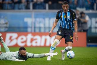 Carlos Vinícius (Grêmio) durante jogo contra o Mirassol.