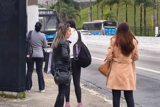 Pessoas circulam pelas ruas do bairro de Interlagos, na zona sul da cidade de São Paulo (SP). A segunda-feira, 6 de julho de 2026, amanheceu com tempo nublado e frio na capital paulista.