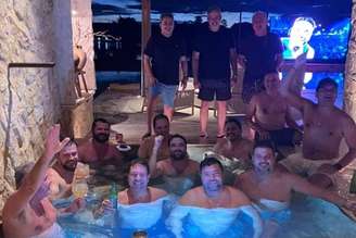 Willer Tomaz, ao centro, com punho erguido, ao lado de deputados e senadores em piscina de sua propriedade no entorno de Brasília