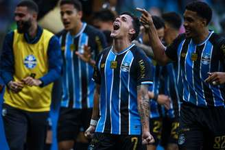 Pavón celebra gol da virada do Grêmio sobre o São Paulo (FOTO: LUCAS UEBEL/GRÊMIO FBPA)