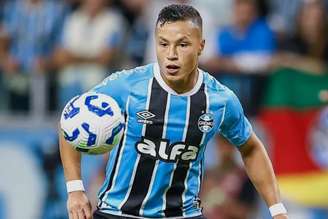 Marlon, em ação pelo Grêmio