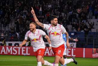 Pedro Henrique e Isidro Pitta celebrando gol do Bragantino contra o Sporting Cristal. 