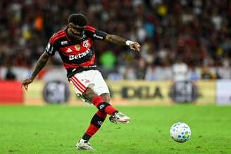 Emerson Royal (Flamengo) durante jogo contra o São Paulo. 