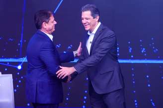 Tarcisio e Haddad se cumprimentam em debate na Band 