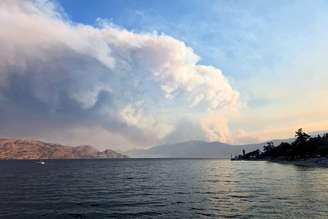 A fumaça se eleva do incêndio florestal na cordilheira Bald Range, que está levando à realização de evacuações táticas por helicóptero, a noroeste de Summerland, na Colúmbia Britânica, Canadá, em 7 de agosto de 2026