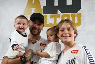 Neymar com os filhos, Mel, Mavie e Davi Lucca