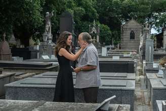 Mau Mau se surpreende ao ver o avô Otoniel conversando e dançando sozinho no jardim, sem imaginar que ele está diante de Francesca