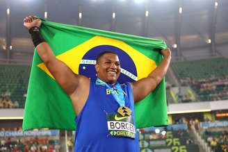 Alessandro Borges celebrata o ouro no arremesso de peso no Mundial Sub-20, em Eugene, Oregon (Foto: Steph Chambers/WA/Getty Images for World Athletics)