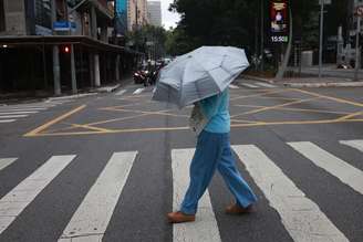 Semana na cidade de São Paulo deve começar fria, mas temperatura volta a subir a partir de quarta-feira