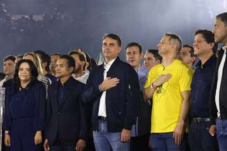 Guilherme Derrite (de amarelo) ao lado do senador Flávio Bolsonaro (ao centro), durante a convenção estadual do Republicanos realizada no Ginásio do Ibirapuera, em São Paulo. Foto Tiago Queiroz/Estadão
