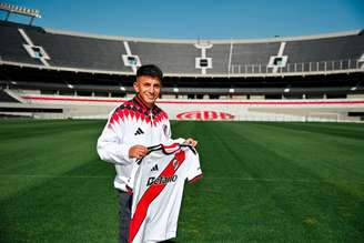 Thiago Almada em seu anúncio pelo River Plate 