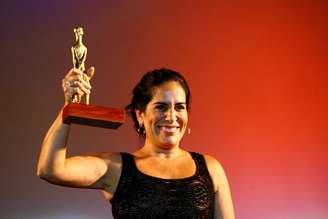 Gloria Pires recebendo o prêmio de Melhor Atriz por sua atuação em 'É Proibido Fumar', de Anna Muylaert, no 42º Festival de Brasília do Cinema Brasileiro