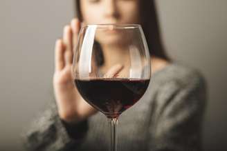 Veja os efeitos no corpo de parar de beber álcool