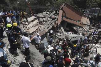 Destroços de edifício que desmoronou em Cali após terremoto de magnitude 7.4