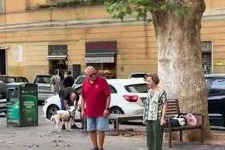 Turistas registraram idosos dançando em plena praça em Roma