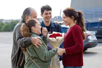 Adriana (Letícia Colin), Mau mau (João Victor Gonçalves), Otoniel (Tony Ramos) e Elisa (Isabela Garcia) são família em 'Quem Ama Cuida'