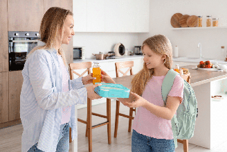 Incluir a bebida no planejamento da lancheira ajuda a compor uma refeição equilibrada e favorece a construção de bons hábitos alimentares