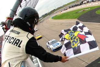 Ty Gibbs recebendo bandeira quadriculada na prova de Iowa Speedway.