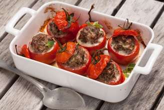 Tomates recheados com carne moída.