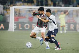 Martinelli tenta superar a marcação de um jogador do Independiente Rivadavia –
